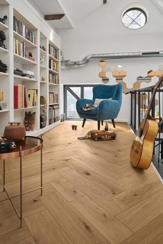 MeisterParquet. longlife PS500 Visgraat Eik authentic greige 09006 - 9006 ps500 ultramattlackiert ambiente r01 600x896 - Meister PS500 09006