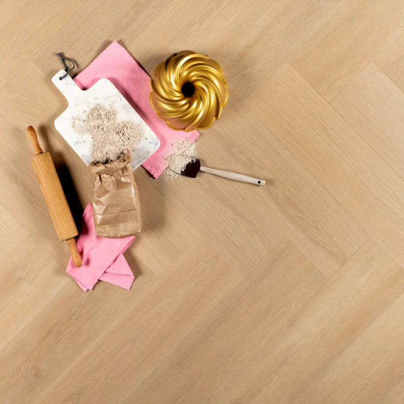 Douwes Dekker Ambitieus Brede Visgraat Brioche (klik PVC) 10509 UM - Douwes dekker ambitieus brede visgraat brioche klik pvc 10509 um sfeer - 10509