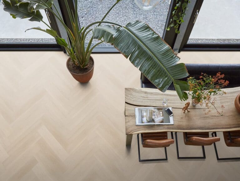 Ambiant Spigato XL Soleno visgraat dryback beige (plak PVC) 7050100119 - Floorlife yup xl brentford herringbone dryback beige plak pvc 7050100119 sfeer - 21136