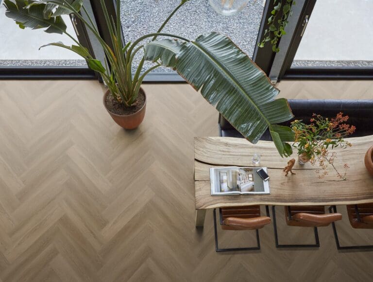 Ambiant Spigato XL Soleno visgraat dryback dark oak (plak PVC) 7050100419 - Floorlife yup xl brentford herringbone dryback dark oak plak pvc 7050100419 sfeer - 21133