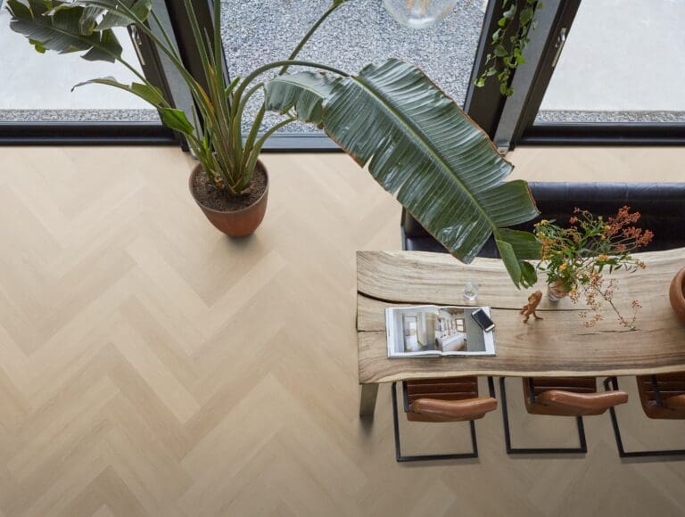Ambiant Spigato XL Soleno visgraat dryback natural (plak PVC) 7050100219 - Floorlife yup xl brentford herringbone dryback natural plak pvc 7050100219 sfeer - 21135