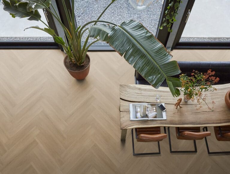 Ambiant Spigato XL Soleno visgraat dryback warm oak (plak PVC) 7050100319 - Floorlife yup xl brentford herringbone dryback warm oak plak pvc 7050100319 sfeer - 21134