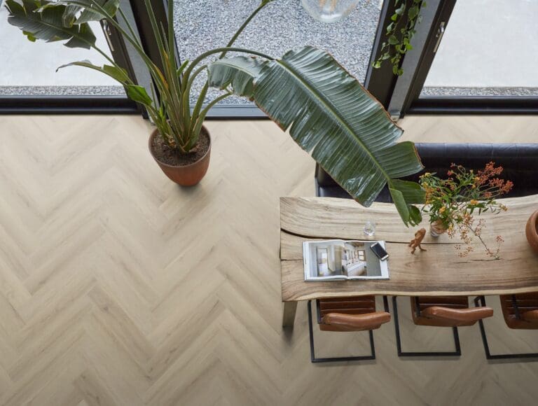 Floorlife YUP XL Greenford Herringbone click SRC beige 6081201219 - Floorlife yup xl greenford herringbone dryback beige plak pvc 6080101219 sfeer - Floorlife 6081201219