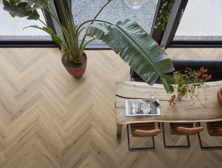 Floorlife YUP XL Greenford Herringbone click SRC light brown 6081201319 - Floorlife yup xl greenford herringbone dryback light brown plak pvc 6080101319 sfeer - Floorlife 6081201319