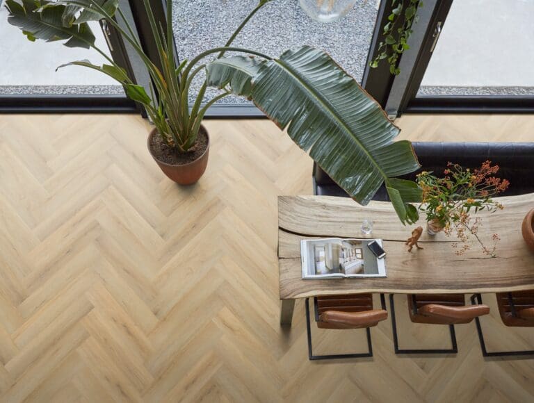 Floorlife YUP XL Greenford Herringbone click SRC natural 6081201019 - Floorlife yup xl greenford herringbone dryback natural plak pvc 6080101019 sfeer - Floorlife 6081201019
