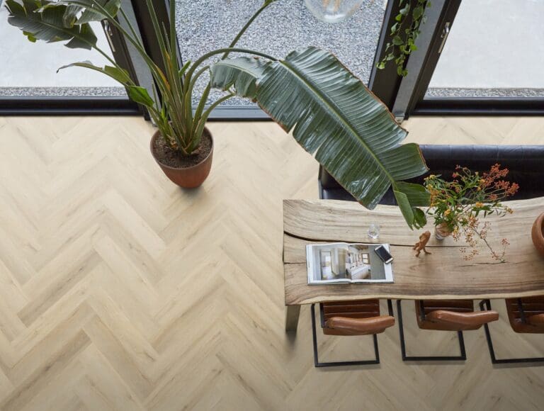 Ambiant Spigato XL Valento visgraat click SRC warm beige 6081201119 - Floorlife yup xl greenford herringbone dryback warm beige plak pvc 6080101119 sfeer - 21561