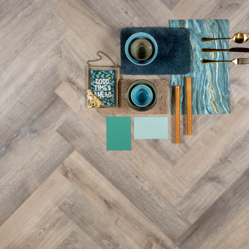 OTIUM Mist Herringbone Dryback visgraat (plak PVC) 94621 - Otium mist herringbone spc rigid visgraat klik pvc t94619 sfeer - OTIUM 94621